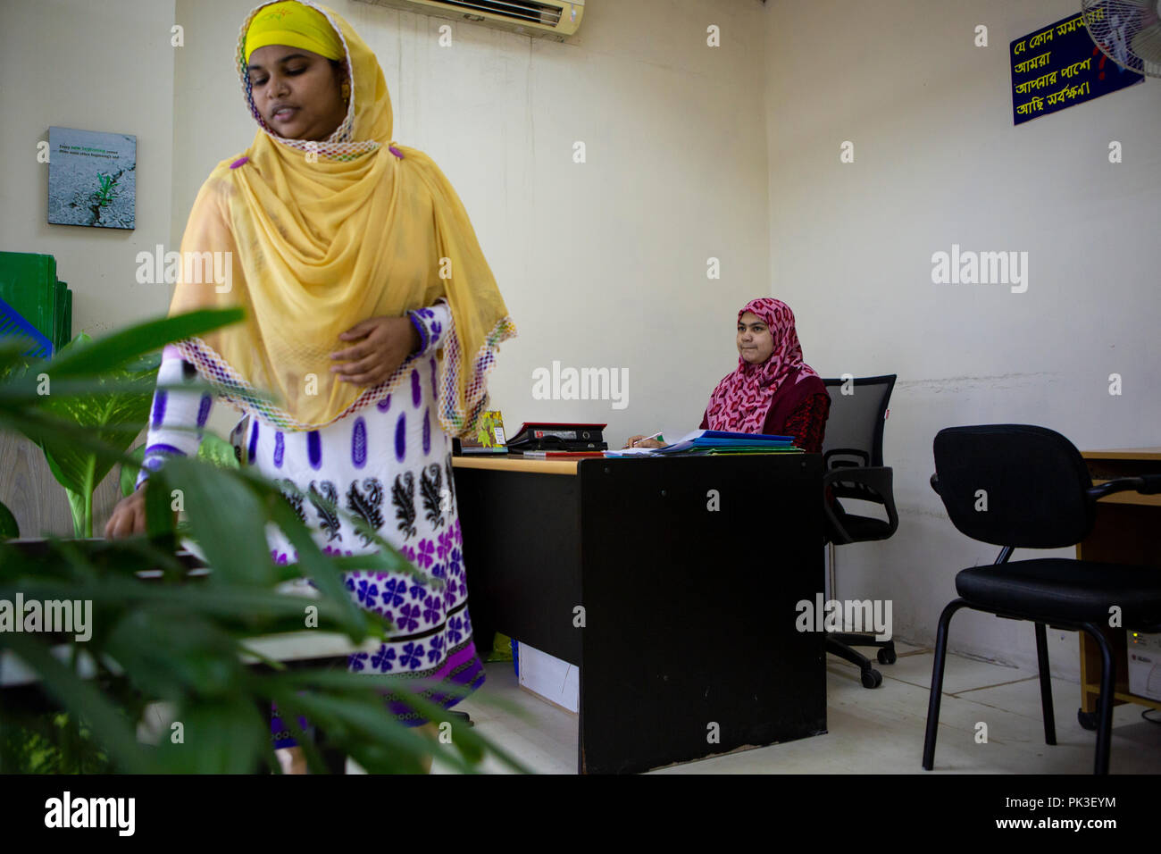 Eine weibliche Näherin Meeting mit Ihrem Manager in der Textilfabrik in Bangladesch. Stockfoto