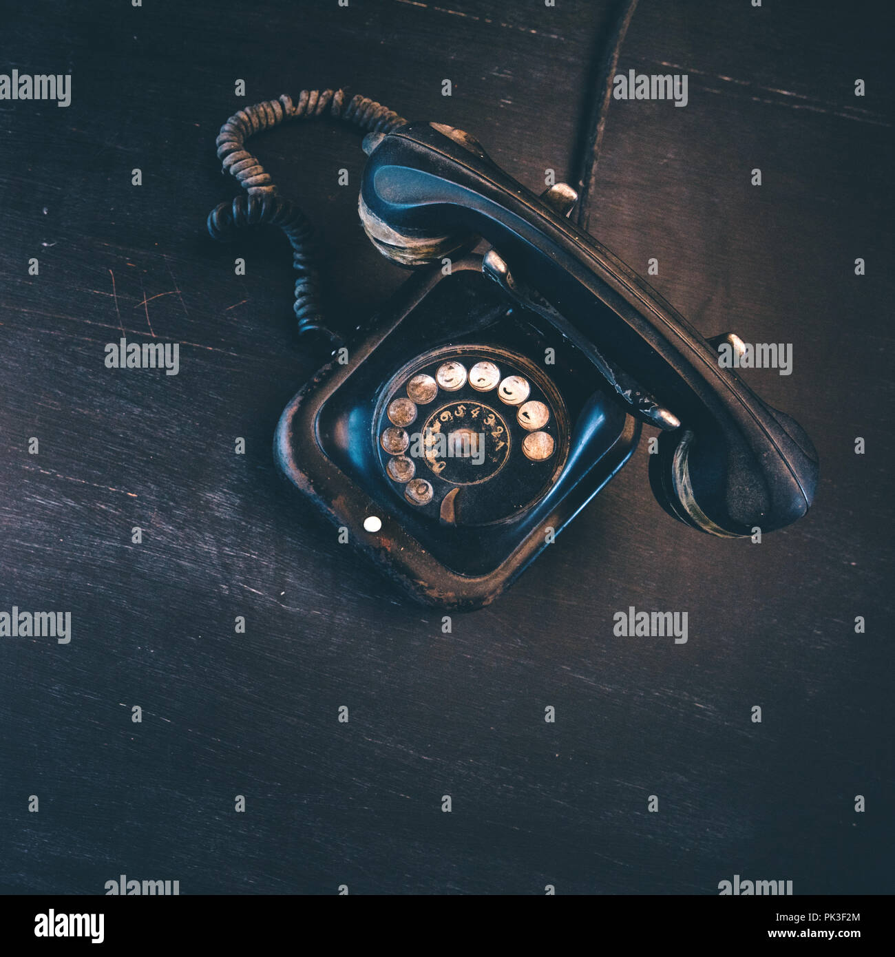 Schwarz Vintage Festnetz Telefon, alt und verwittert. Gebrochene Kommunikationskonzept. Stockfoto