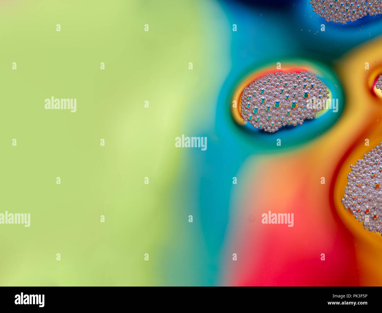 Ziemlich verrückt, rainbow Schaum abstrakt Hintergrund mit Copyspace. Seltsame Muster mit Blasen. Stockfoto