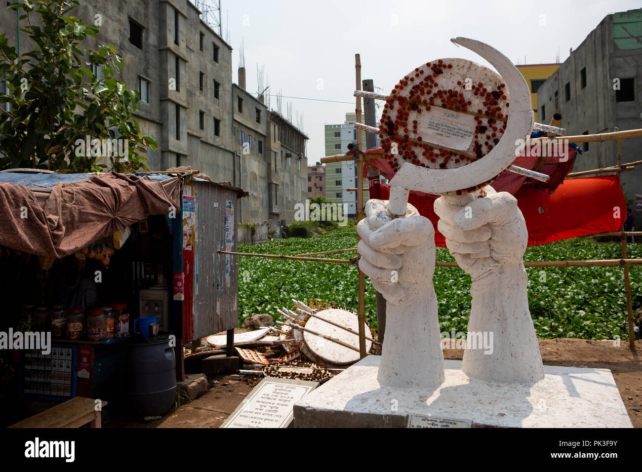 Die Website der Rana Plaza Katastrophe, wo über 1.000 Menschen ihr Leben verloren, wenn ein 8-stöckiges Gebäude in Dhaka, Bangladesch, zusammen. Stockfoto