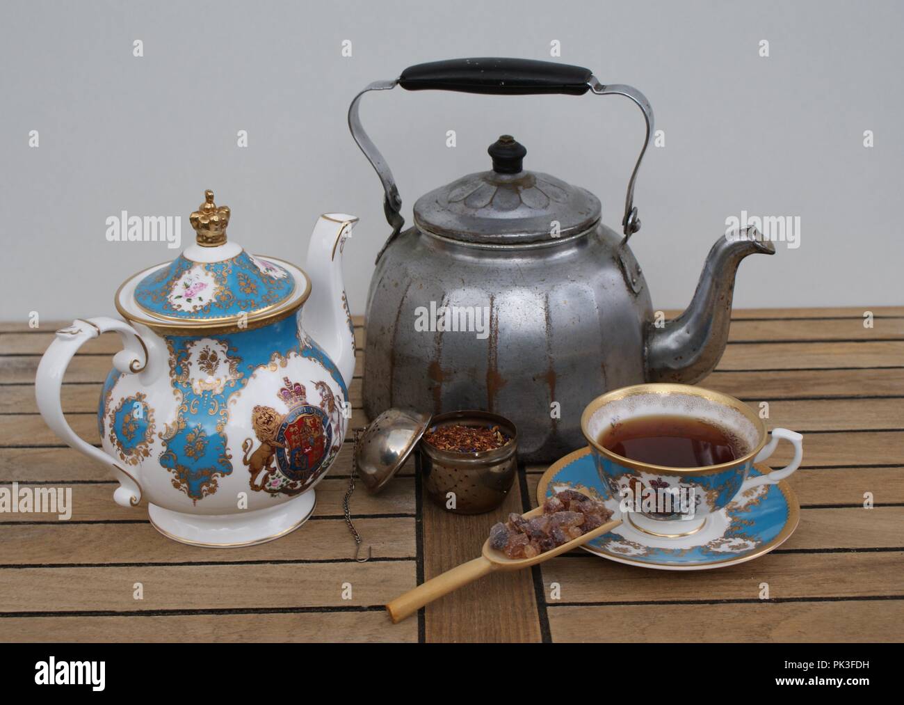 Nostalgische Wasserkocher mit Englisch Teekanne, englischer Tee Tasse, gefüllt Tee-ei und Süßigkeiten Stockfoto