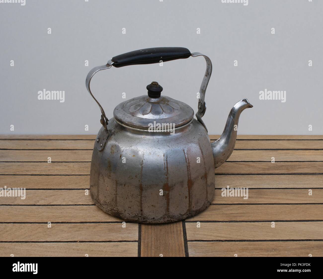 Nahaufnahme eines alten Aluminium Wasserkocher mit Holzgriff  Stockfotografie - Alamy