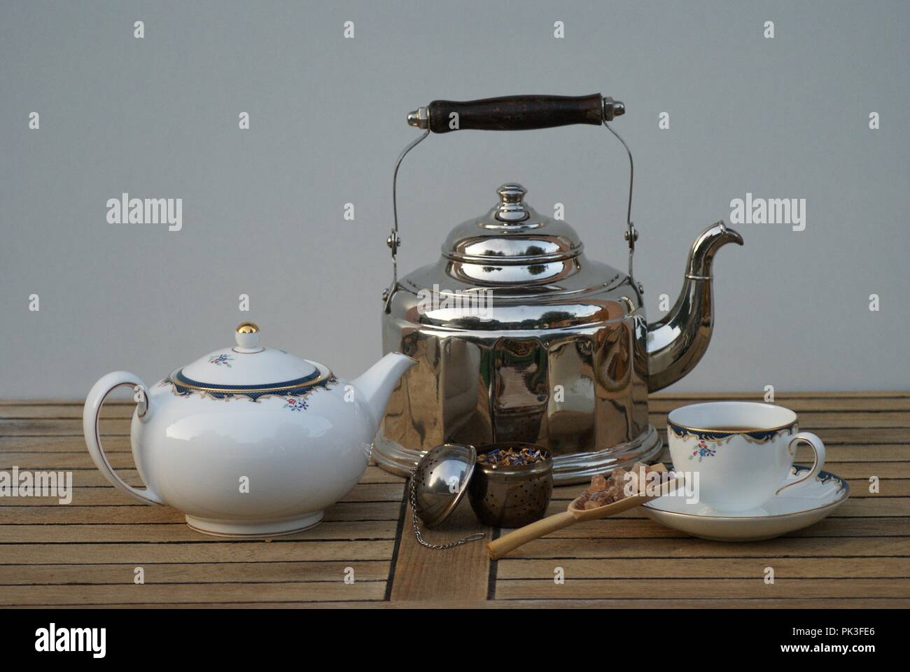Nahaufnahme von einem alten Wasserkocher mit Teekanne, Teetasse, teeei und Süßigkeiten Stockfoto