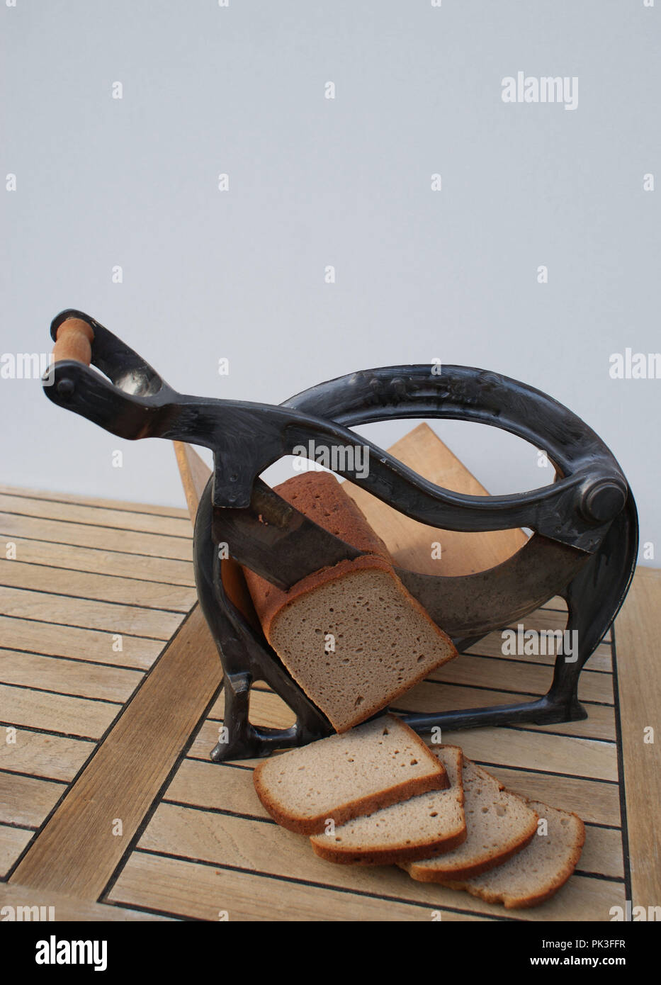 Vorderansicht eines nostalgischen Brotschneidemaschine mit Schneide Brot  Stockfotografie - Alamy