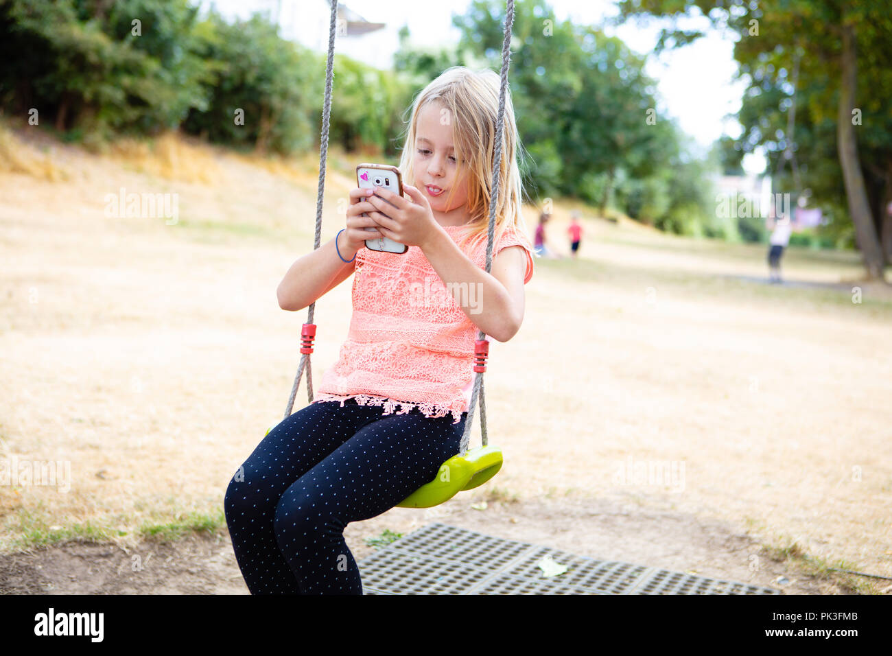 Kinder mit iPad und iPhone Stockfoto