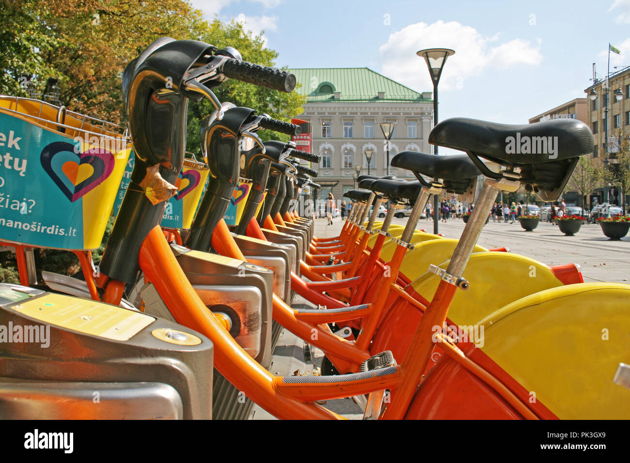 Stadt Fahrradverleih - eine Reihe von Fahrräder mieten als Teil einer neuen Regelung zu "Pedal Power' fördern geparkt Stockfoto