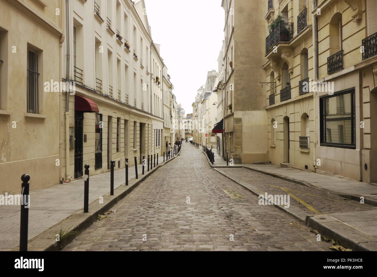 Leere Straßen in Paris im Sommer, wenn die meisten Leute nehmen einen Urlaub. Art von surreal. Stockfoto