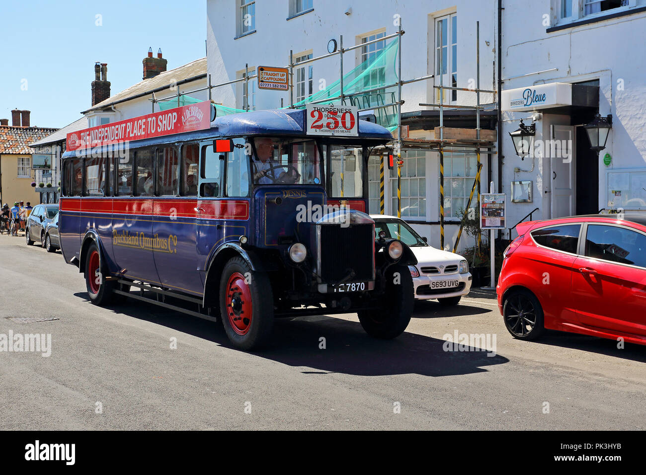 Ein 1929 Dennis E Typ Motor Bus läuft eine öffentliche Dienstleistung in Aldeburgh, Suffolk, Großbritannien Stockfoto