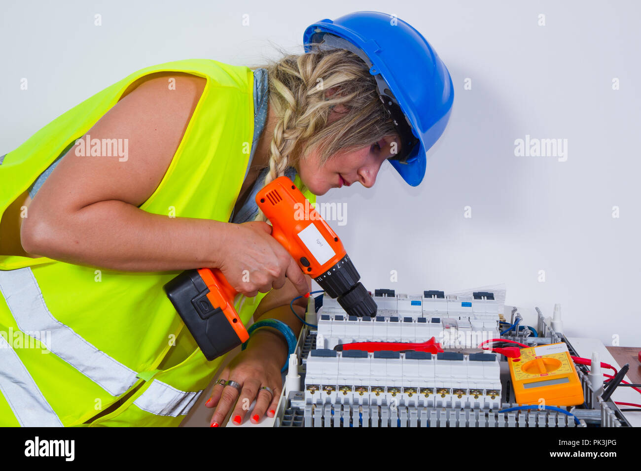 Elektriker bei der Arbeit in einer Anlage Stockfoto