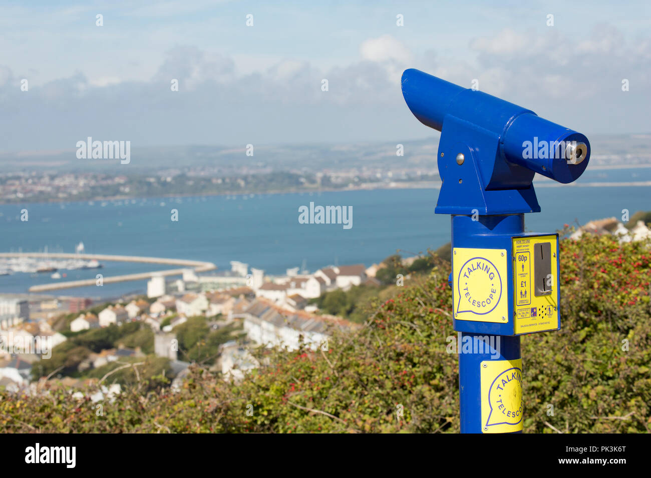 Ein Teleskop zu sprechen, die einen Kommentar auf der Isle of Portland mit Blick auf den Hafen von Portland in der Nähe von Weymouth. Dorset England UK GB Stockfoto