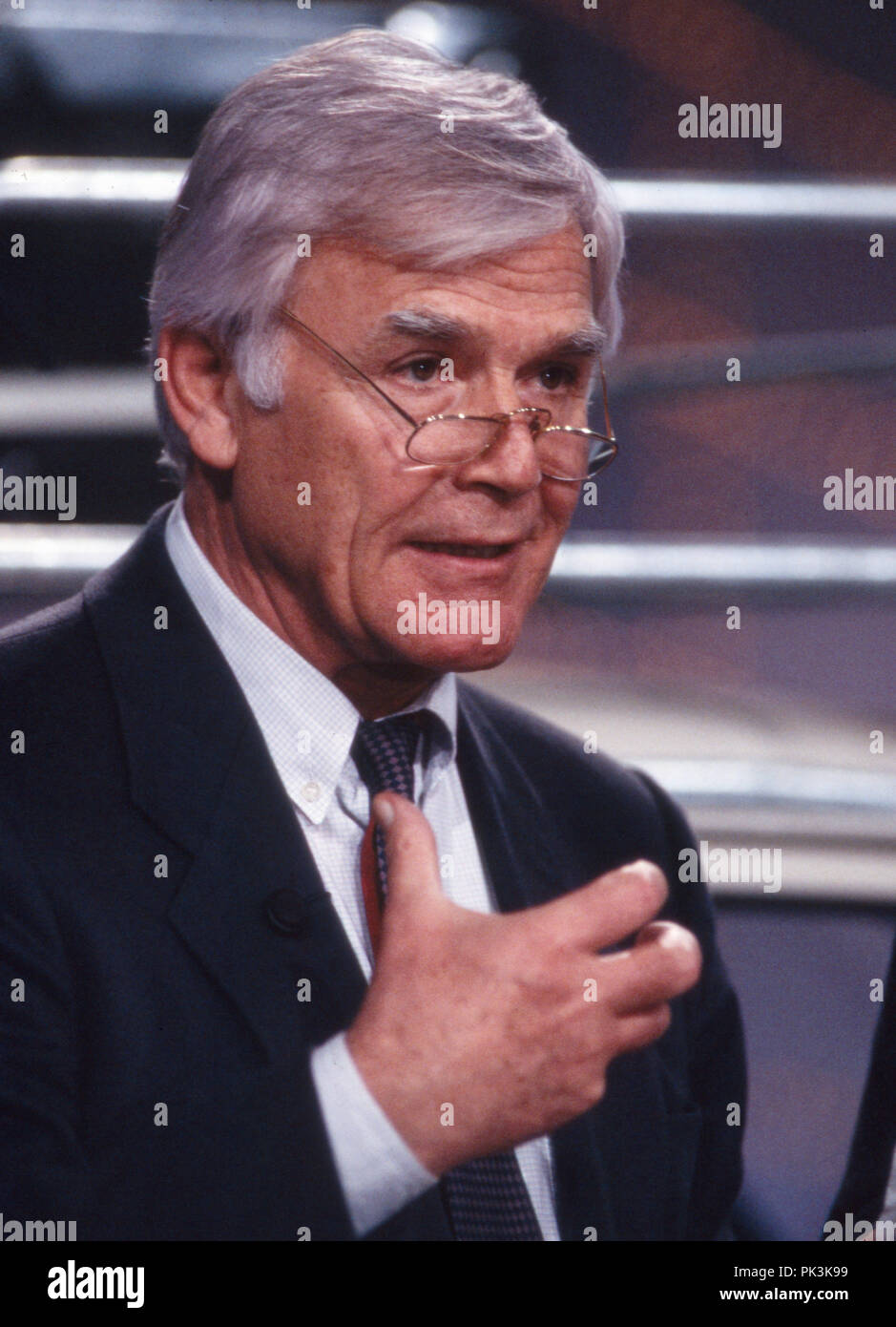 Showmaster Joachim Fuchsberger bei der letzten Sendung der ARD Spielshow 'Auf los geht's los" in der Philipshalle in Düsseldorf, Deutschland 1986. Host Joachim Fuchsberger in der letzten Show von 'Auf's geht los' Quiz- und Gameshow im Deutschen Fernsehen los live von Philipshalle Düsseldorf, Deutschland 1986. | Verwendung weltweit Stockfoto
