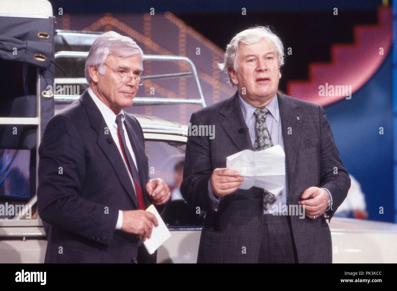 Showmaster Joachim Fuchsberger mit Peter Ustinov bei der letzten Sendung der ARD Spielshow 'Auf los geht's los" in der Philipshalle in Düsseldorf, Deutschland 1986. Host Joachim Fuchsberger mit Peter Ustinov in der letzten Show von 'Auf's geht los' Quiz- und Gameshow im Deutschen Fernsehen los live von Philipshalle Düsseldorf, Deutschland 1986. | Verwendung weltweit Stockfoto