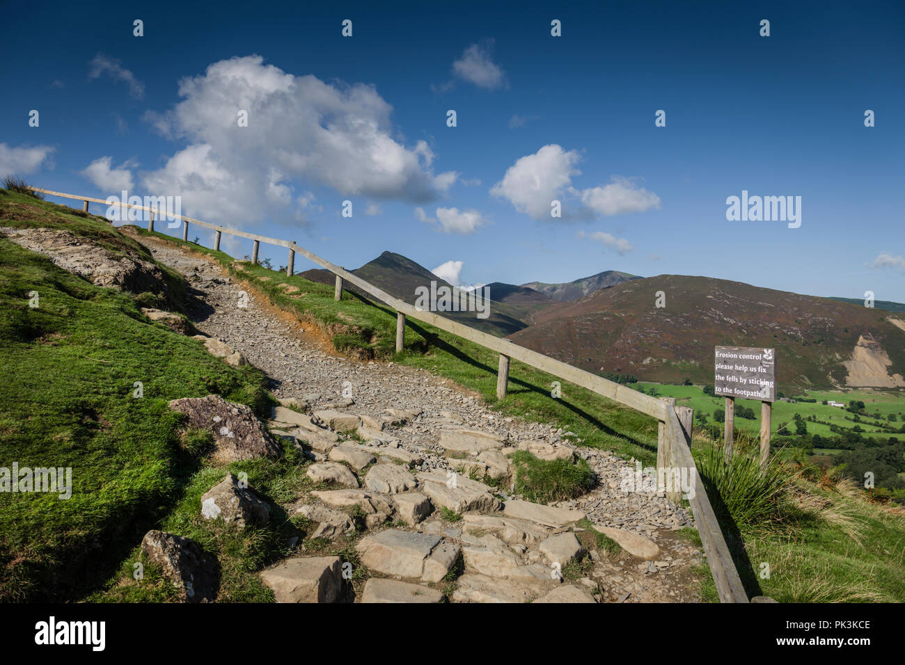 Weg der Erosion durch starken Gebrauch von Wanderer zu verhindern, Catbells fiel, englischen Lake District. Stockfoto