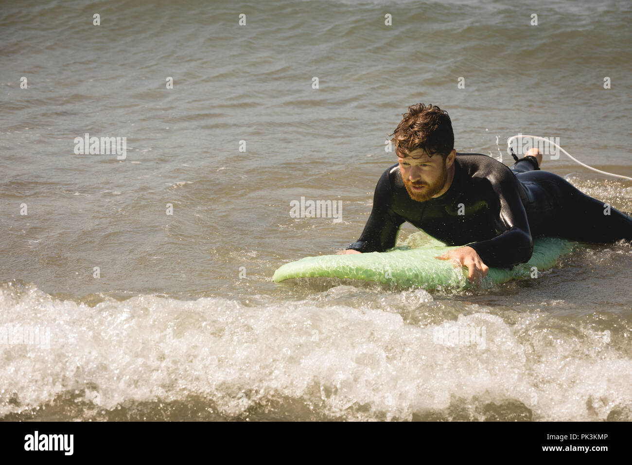 Surfer Surfen auf Meerwasser Stockfoto