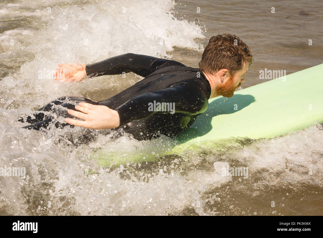 Surfer Surfen auf Meerwasser Stockfoto