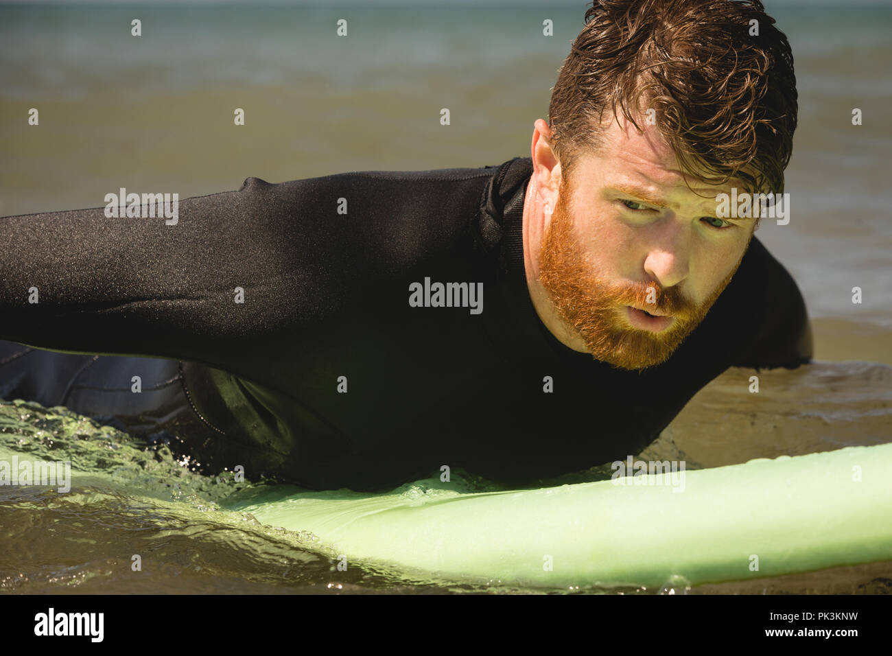 Surfer Surfen auf Meerwasser Stockfoto