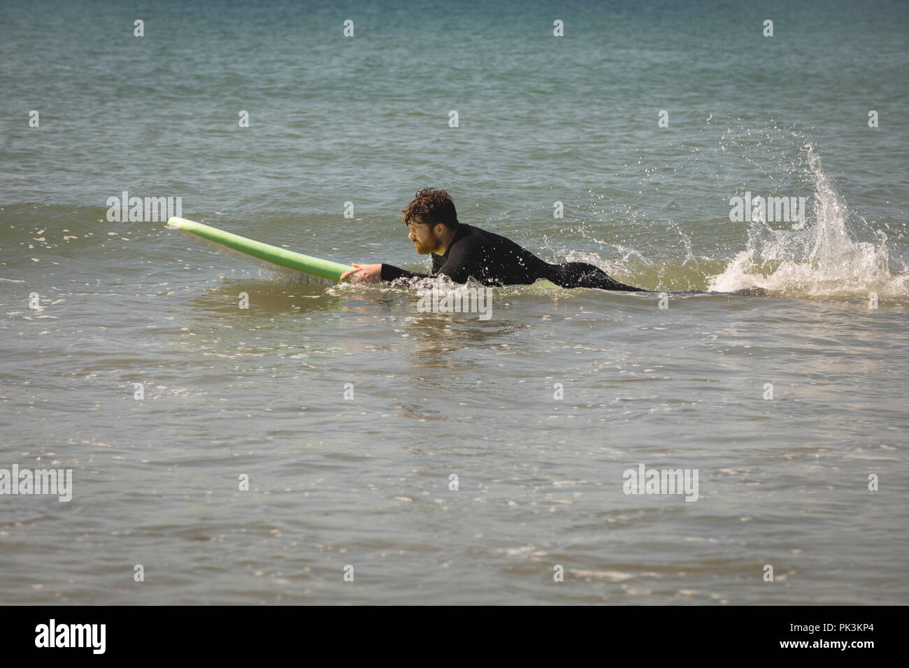 Surfer Surfen auf Meerwasser Stockfoto