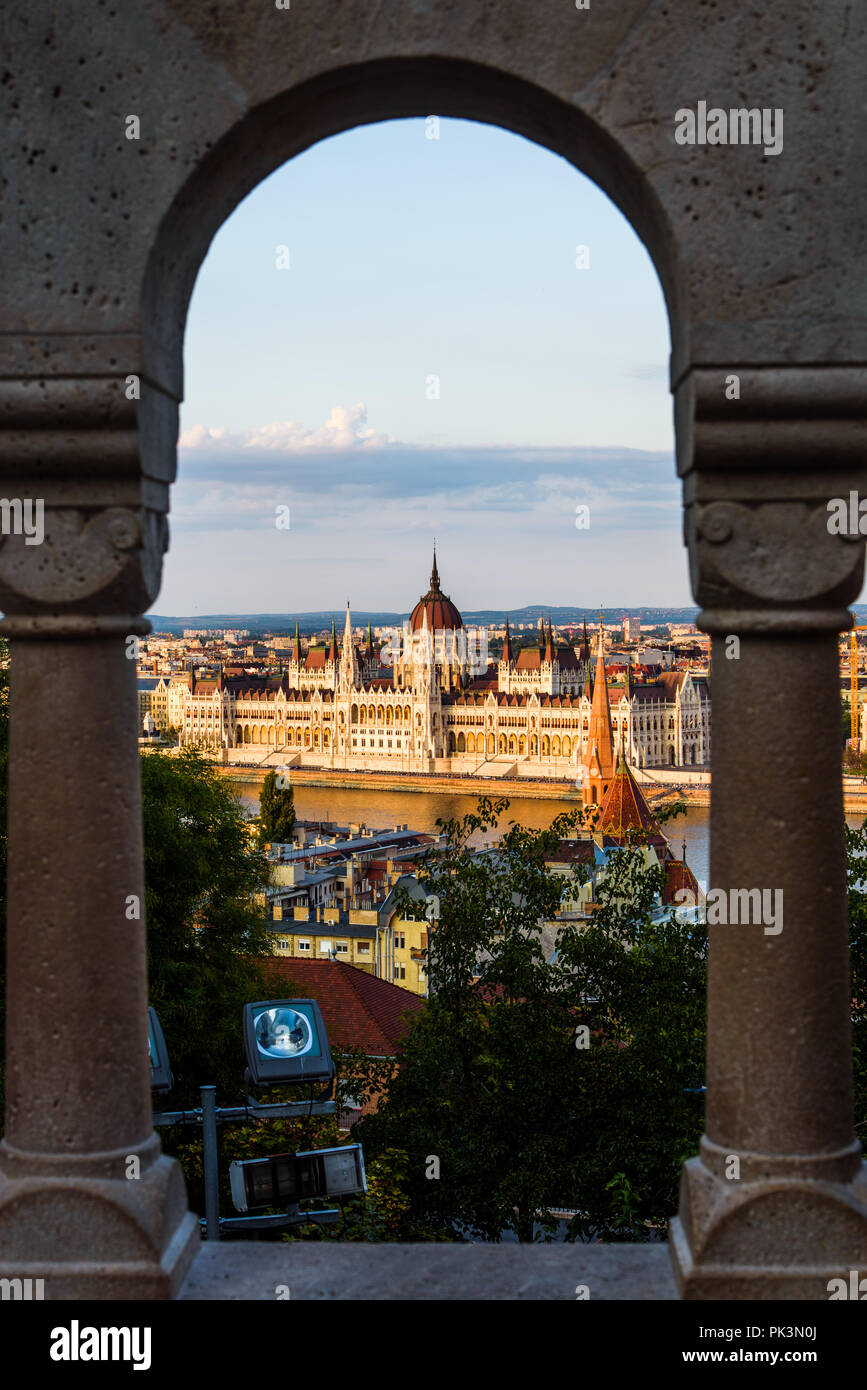 Parlament in Budapest durch die Festung Zaun bei Sonnenuntergang Stockfoto