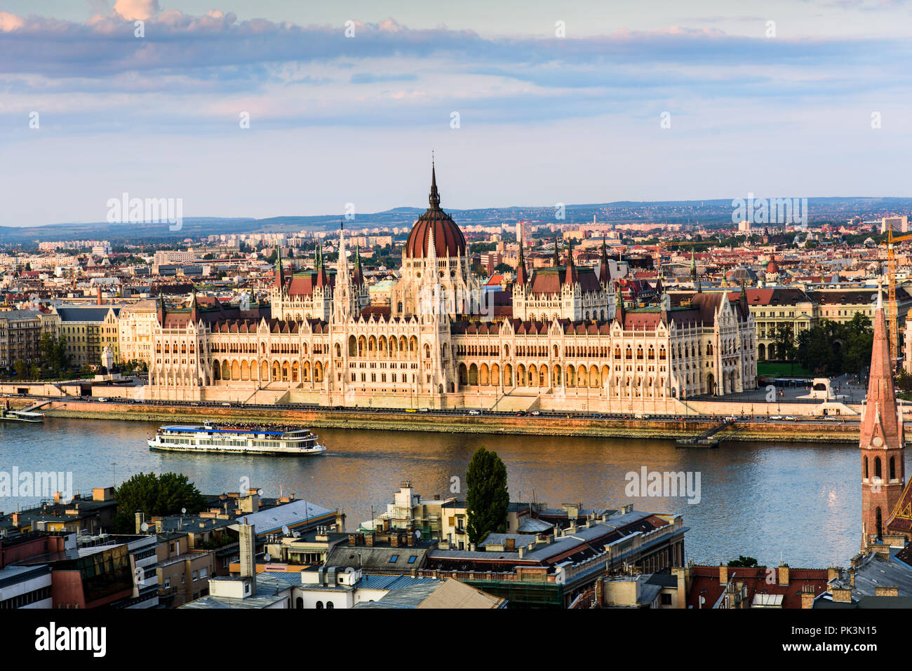 Parlament in Budapest kaufen die Donau bei Sonnenuntergang Stockfoto
