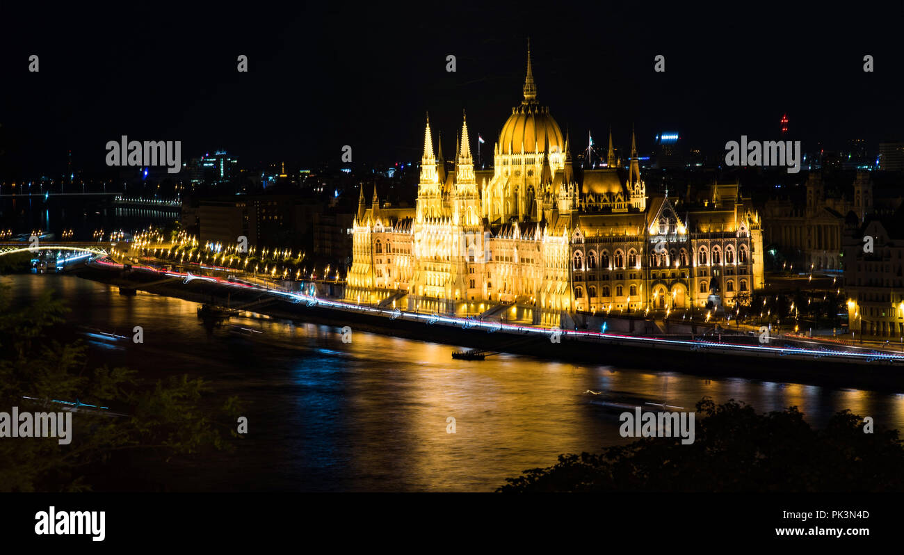 Parlament in Budapest spiegeln sich in der Donau bei Nacht Stockfoto