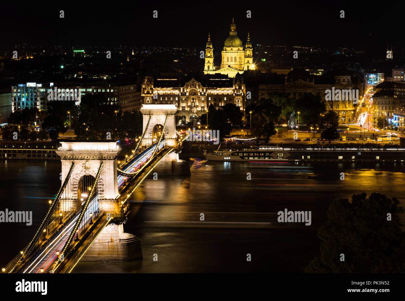 Budapester Stadtbild auf Sehenswürdigkeit in der Nacht über die Donau Stockfoto