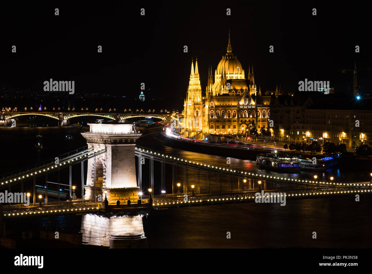 Budapester Parlament Blick auf die Kettenbrücke und die Donau bei Nacht Stockfoto