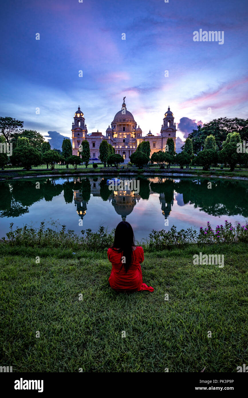 Victoria Memorial scheint während der epischen Licht der blauen Stunde mit Reflexionen und Sonnenstrahlen. Stockfoto