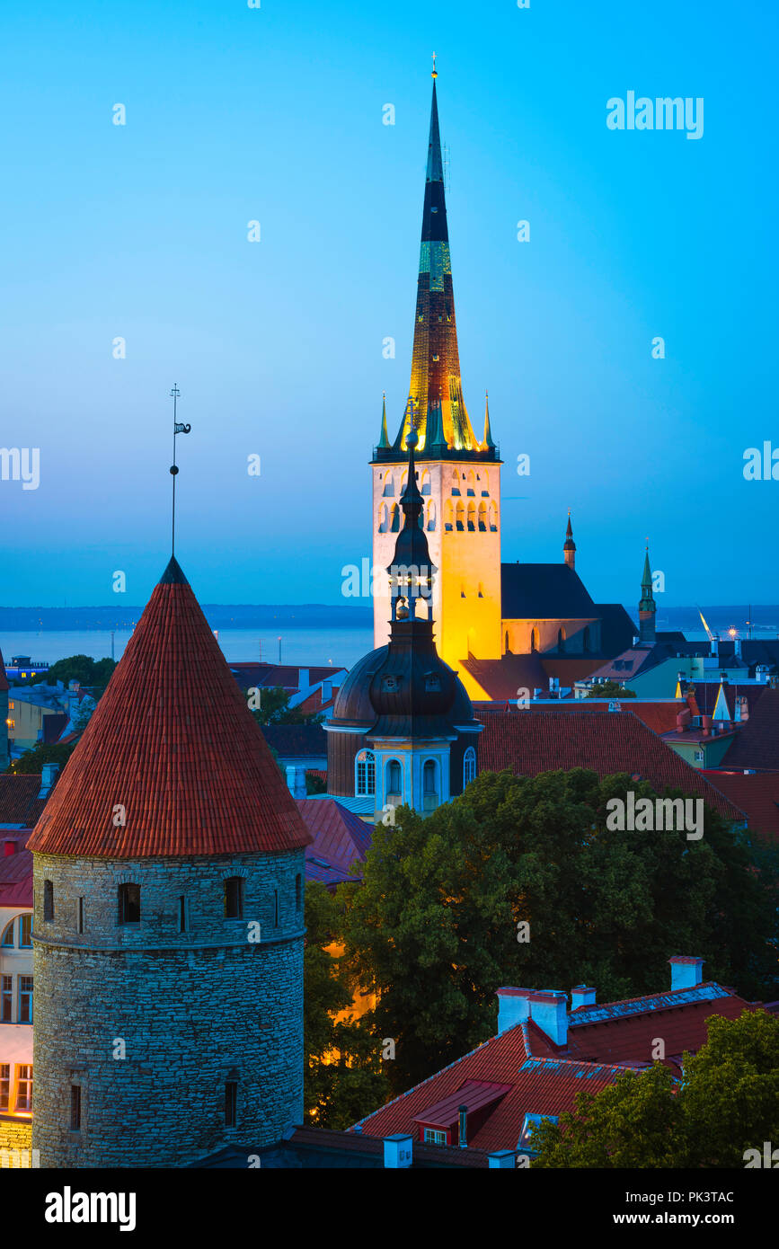 Tallinn, malerische Aussicht bei Nacht auf die historische mittelalterliche Unterstadt mit St. Olaf Kirche beleuchtet in der Ferne, Tallinn, Estland. Stockfoto