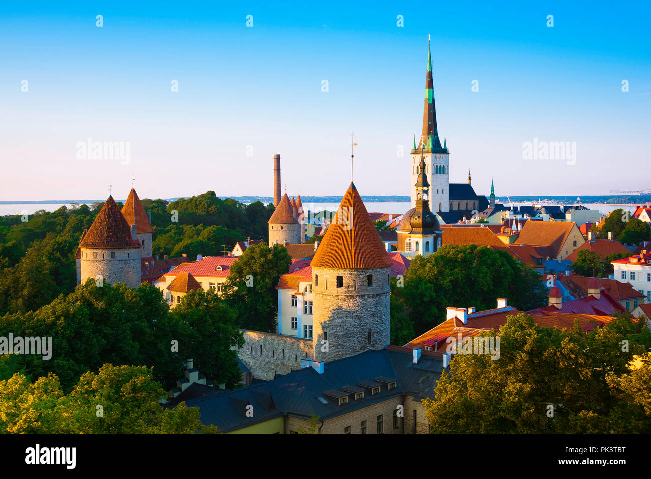 Skyline der baltischen Stadt, Blick auf die mittelalterliche Unterstadt-Mauer und malerische Türme der Altstadt von Tallinn, Estland. Stockfoto