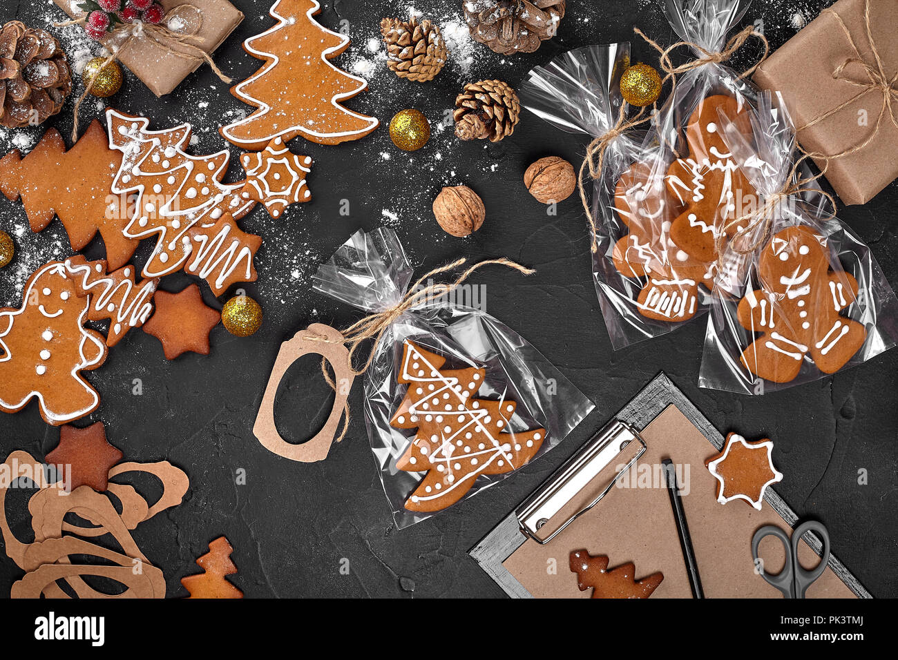 Ein Weihnachten Lebkuchen Platzchen In Der Form Eines Weihnachtsbaumes In Zellophan Verpackung Auf Dem Hintergrund Einer Dunklen Tisch Weihnachten Geschenk Konzept Stockfotografie Alamy