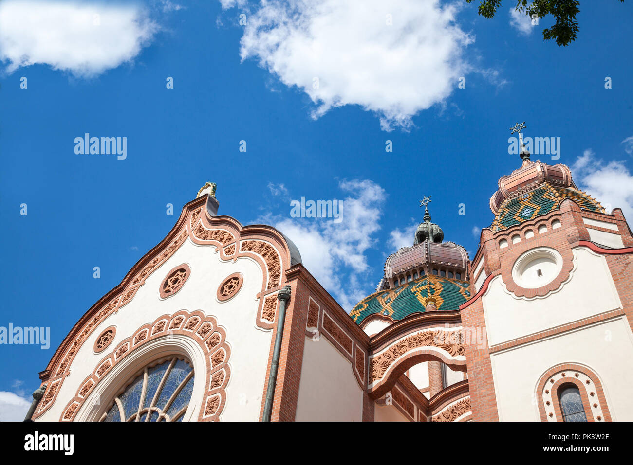 Subotica Synagoge von unten am Nachmittag gesehen. Auch als Jakab und Komor Synagoge bekannt, ist es ein Symbol der Zentralen europäischen Judentum Stockfoto