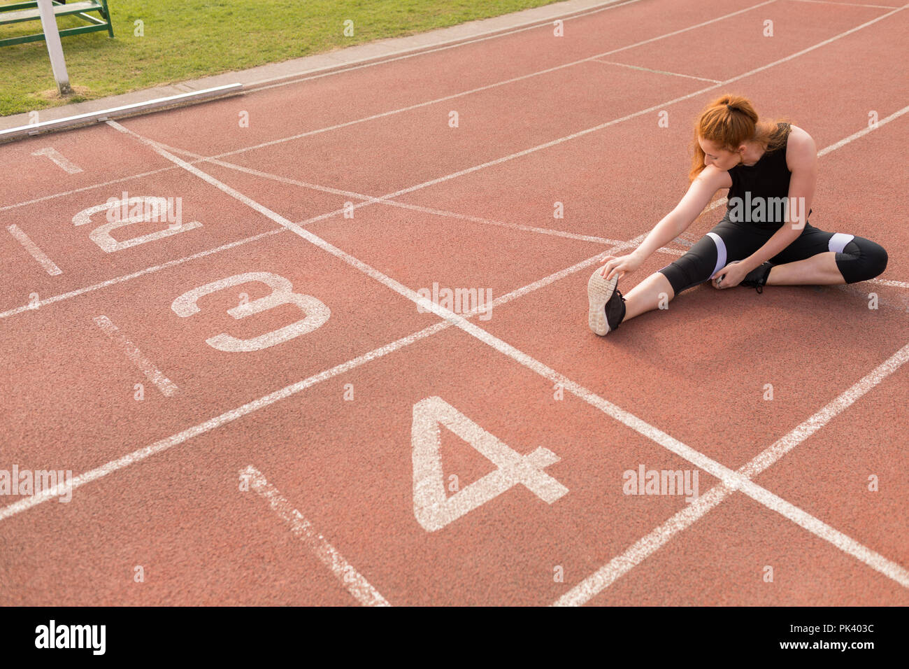 Weibliche athletischen Training auf der Laufstrecke Stockfoto