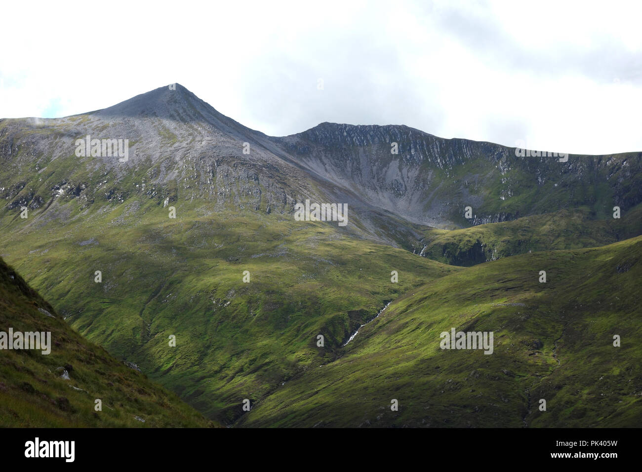 Die Schottischen Berge Stob Coire na Ceannain Teil der Grey Corries aus dem Corbett Cruach Innse in Glen Spean, Scottish Highlands, Schottland, Großbritannien. Stockfoto