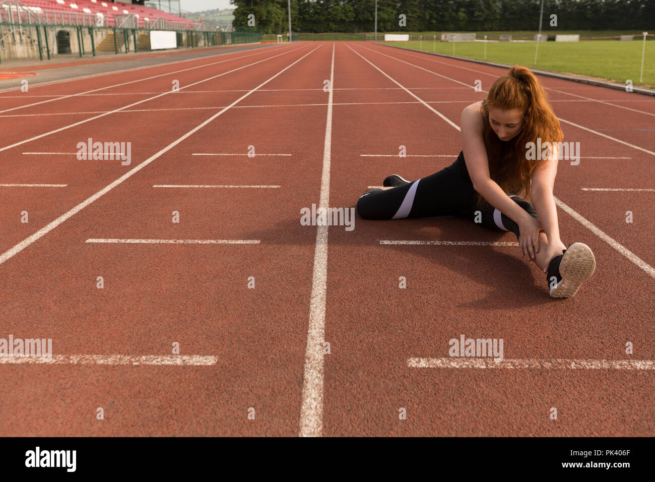 Weibliche Athleten trainieren auf der Laufstrecke Stockfoto
