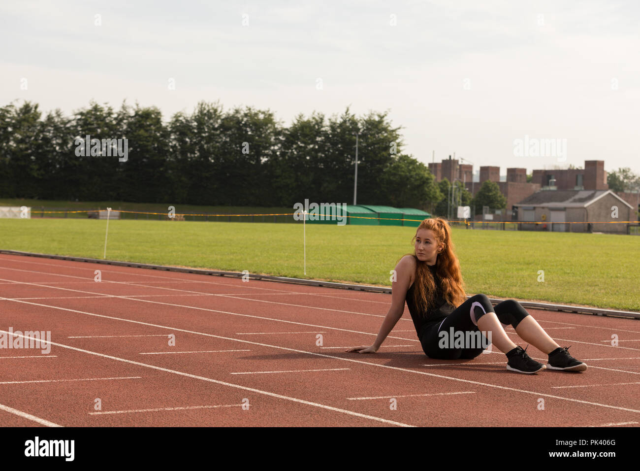 Weibliche sportliche Entspannung auf eine Laufstrecke Stockfoto