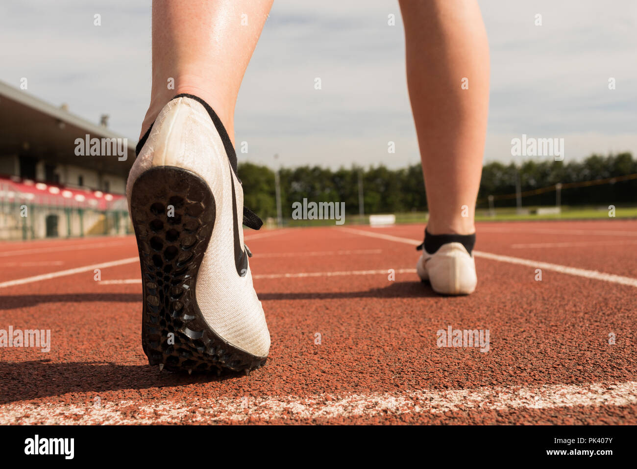 Weibliche sportlich auf der Laufstrecke Stockfoto