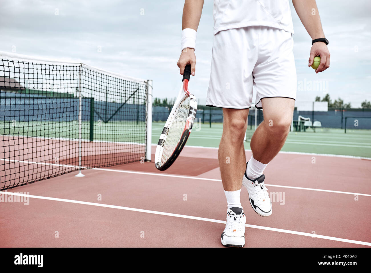 Close up männliche Füße mit Tennis Rakete auf Gericht. Er halten, Schläger, Tennis spielen Stockfoto