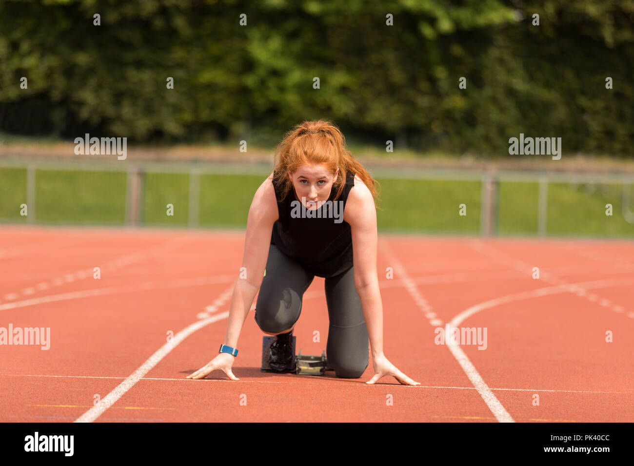 Weibliche Athleten bereit, auf die Spur zu laufen Stockfoto