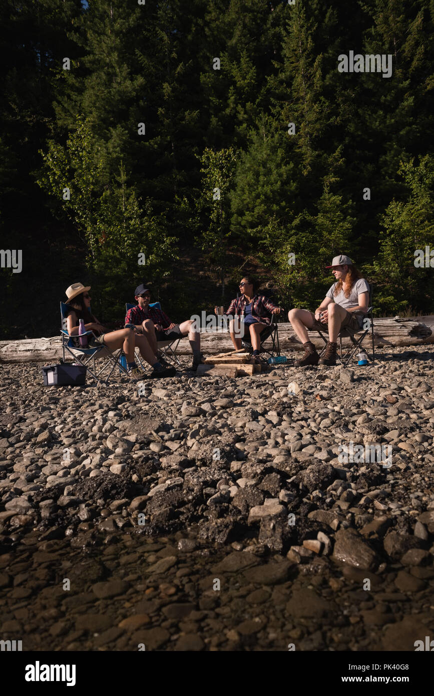 Gruppe der Wanderer Camping auf dem Land Stockfoto