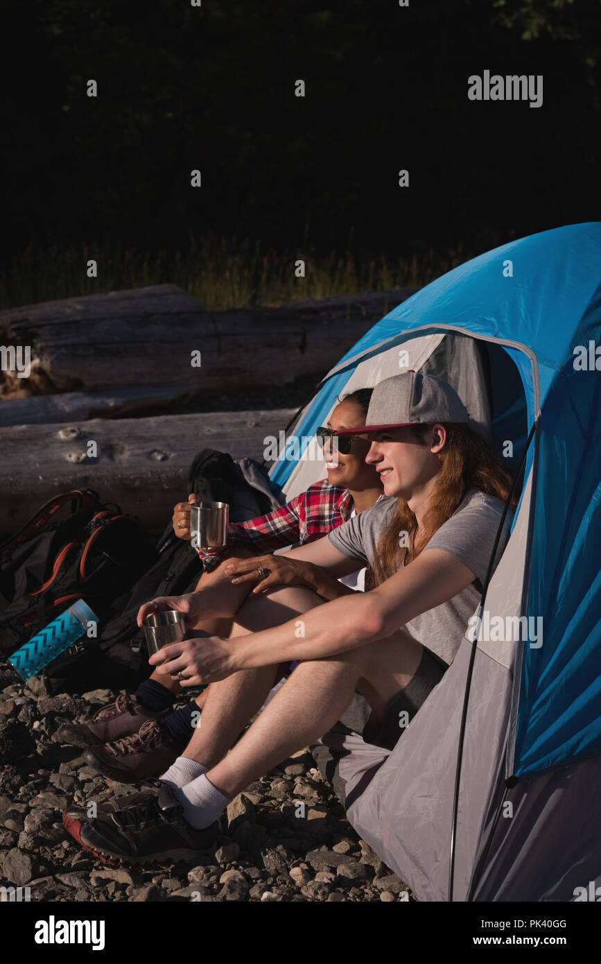 Paar entspannen im Zelt am Landschaft Stockfoto