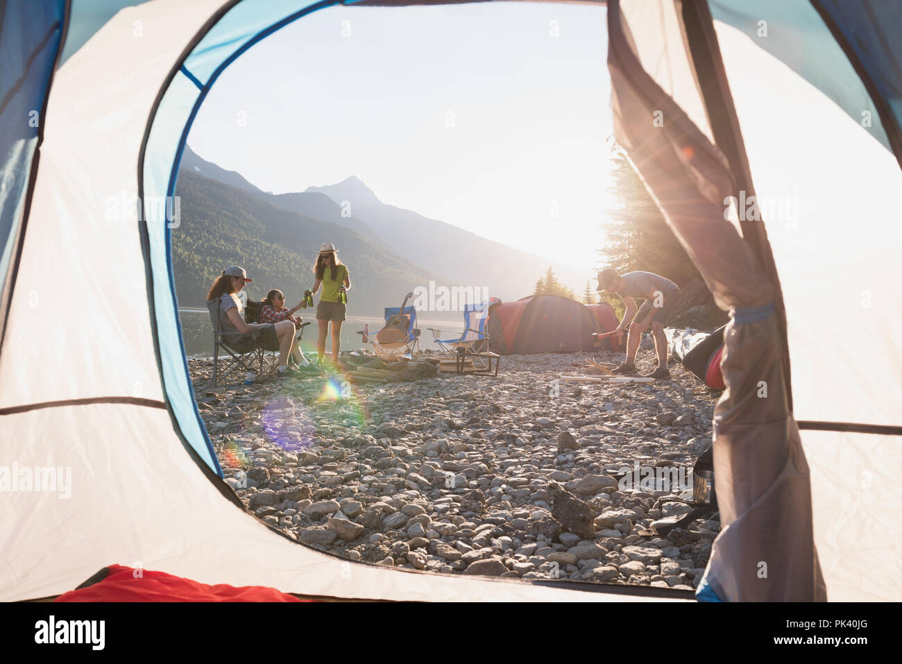 Eine Gruppe von Freunden auf dem Campingplatz am Flußufer Stockfoto