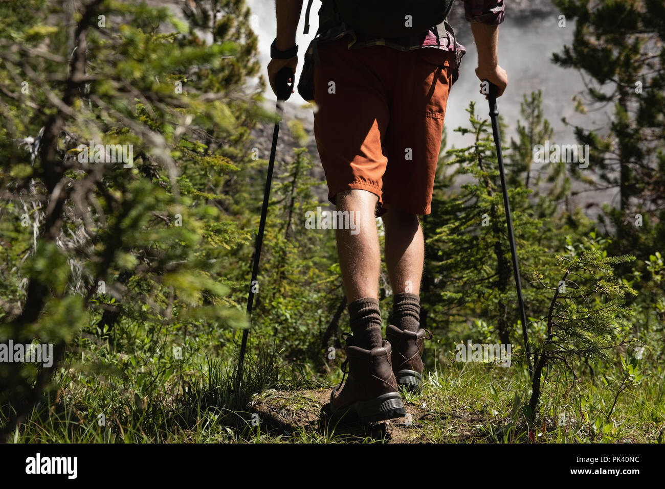 Man Walking mit Wandern der Pole an der Landschaft Stockfoto
