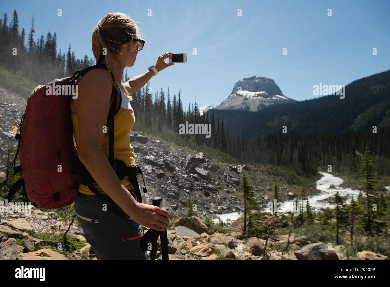 Weibliche Wanderer unter selfie mit Handy Stockfoto