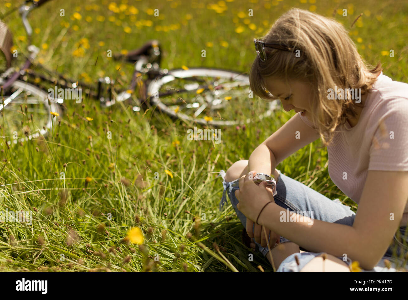 Frau mit smartwatch im Feld Stockfoto