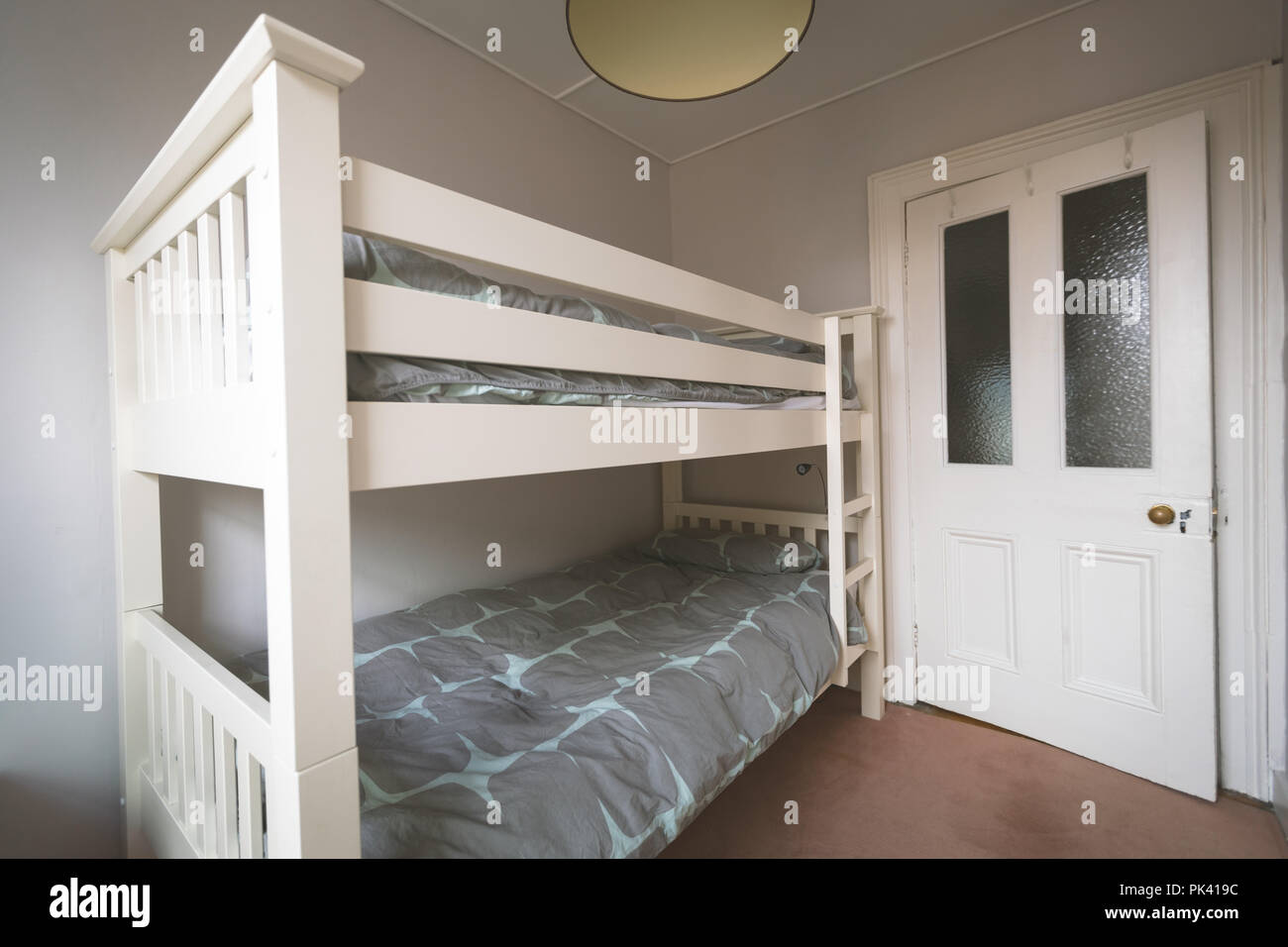 Double Deck Bett im Schlafzimmer leer Stockfoto