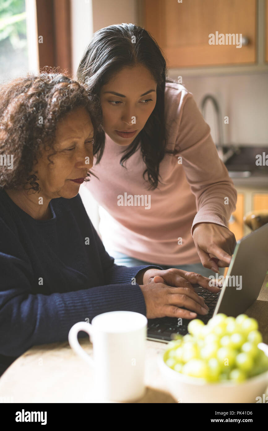 Mutter und Tochter diskutieren über Laptop Stockfoto
