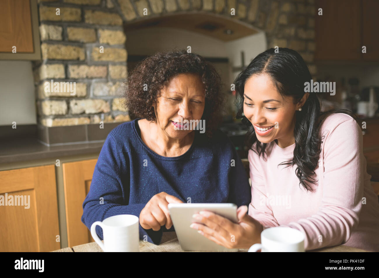 Mutter und Tochter mit digital-Tablette Stockfoto