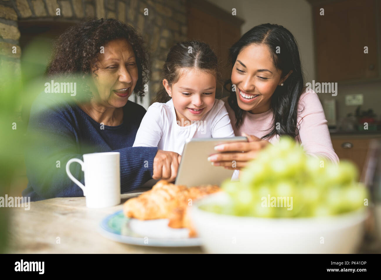 Familie mit digital-Tablette zu Hause Stockfoto
