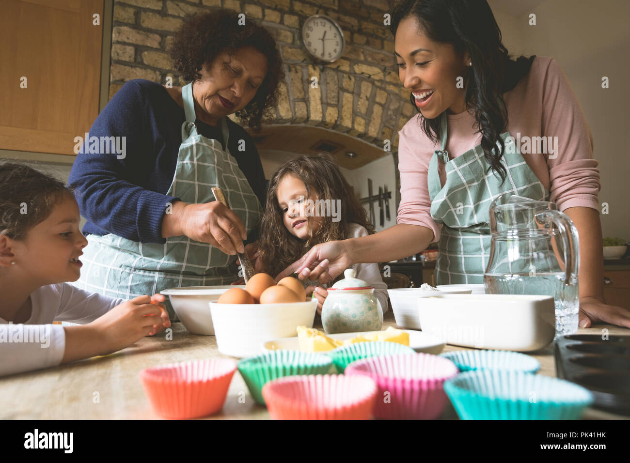 Familie Frühstück vorbereiten auf Esstisch Stockfoto