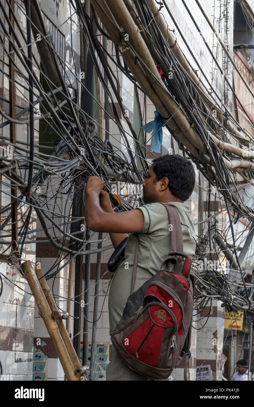 Techniker zur Festsetzung Stromleitungen in Old Delhi, Neu-Delhi, Delhi, Indien Stockfoto